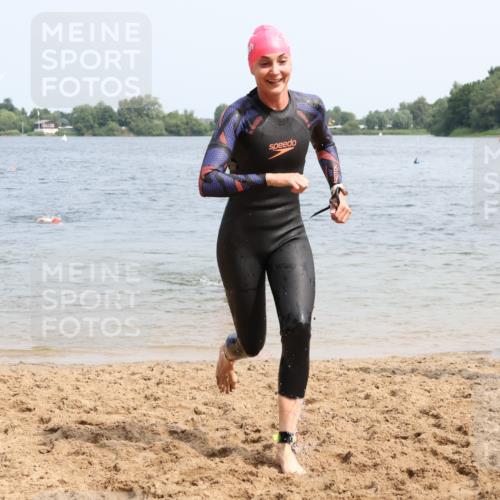 15.06.2025 - 27. Vierlanden-Triathlon Lena Gebhardt http://msf.ph/oto/8033361 15.06.2025 11:17:14 Schwimmen 911, 944, 945, 979 meine-sportfotos.de