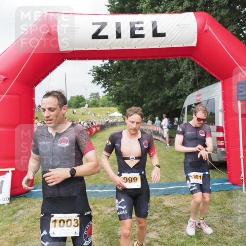 21.06.2025 - 27. Vierlanden-Triathlon MichiJ http://msf.ph/oto/8033363 15.06.2026 12:54:35 Ziel 999, 1000, 1001, 1003 meine-sportfotos.de