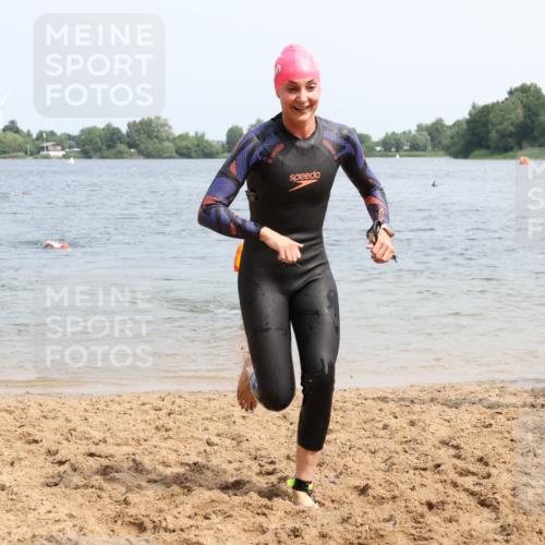 15.06.2025 - 27. Vierlanden-Triathlon Lena Gebhardt http://msf.ph/oto/8033364 15.06.2025 11:17:14 Schwimmen 911, 944, 945, 979 meine-sportfotos.de