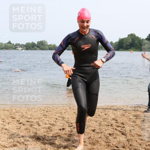 15.06.2025 - 27. Vierlanden-Triathlon Lena Gebhardt http://msf.ph/oto/8033368 15.06.2025 11:17:14 Schwimmen 911, 944, 945, 979 meine-sportfotos.de