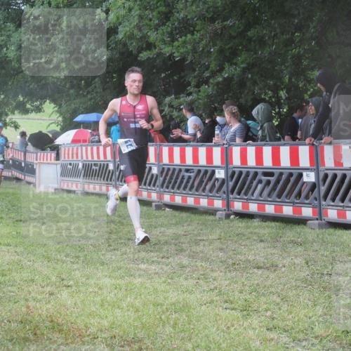 21.06.2025 - 27. Vierlanden-Triathlon KatJ http://msf.ph/oto/8033369 15.06.2025 13:45:05 Ziel 811, 849, 881, 930, 956, 1114 meine-sportfotos.de