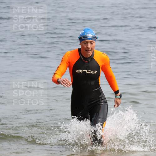 15.06.2025 - 27. Vierlanden-Triathlon Lena Gebhardt http://msf.ph/oto/8033370 15.06.2025 11:17:15 Schwimmen 911, 944, 945, 979 meine-sportfotos.de