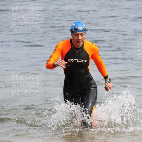15.06.2025 - 27. Vierlanden-Triathlon Lena Gebhardt http://msf.ph/oto/8033375 15.06.2025 11:17:15 Schwimmen 911, 944, 945, 979 meine-sportfotos.de