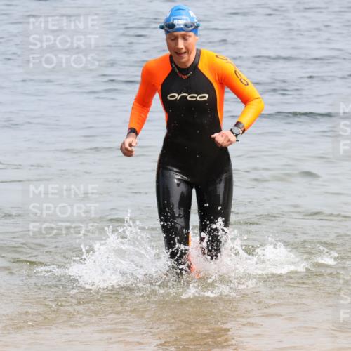 15.06.2025 - 27. Vierlanden-Triathlon Lena Gebhardt http://msf.ph/oto/8033379 15.06.2025 11:17:16 Schwimmen 911, 944, 945, 979 meine-sportfotos.de