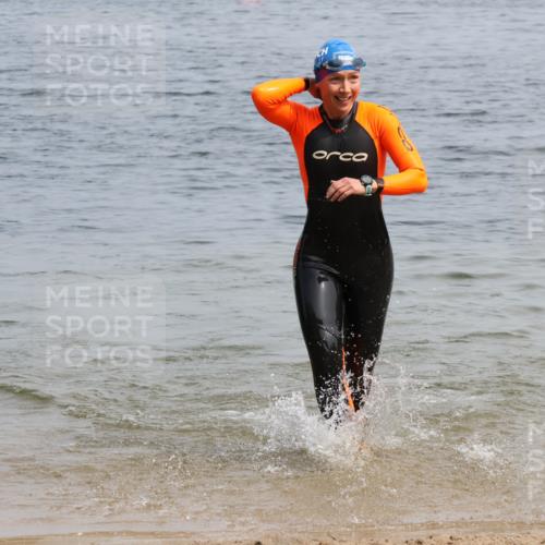 15.06.2025 - 27. Vierlanden-Triathlon Lena Gebhardt http://msf.ph/oto/8033383 15.06.2025 11:17:17 Schwimmen 911, 944, 979 meine-sportfotos.de