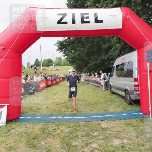 21.06.2025 - 27. Vierlanden-Triathlon MichiJ http://msf.ph/oto/8033385 15.06.2026 12:55:10 Ziel 656 meine-sportfotos.de