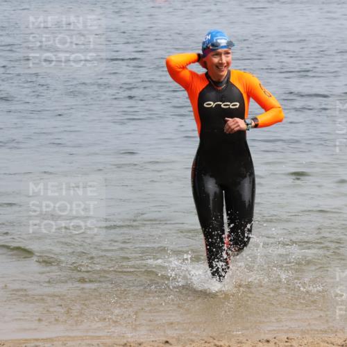 15.06.2025 - 27. Vierlanden-Triathlon Lena Gebhardt http://msf.ph/oto/8033388 15.06.2025 11:17:17 Schwimmen 911, 944, 979 meine-sportfotos.de