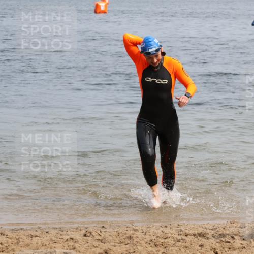 15.06.2025 - 27. Vierlanden-Triathlon Lena Gebhardt http://msf.ph/oto/8033389 15.06.2025 11:17:17 Schwimmen 911, 944, 979 meine-sportfotos.de