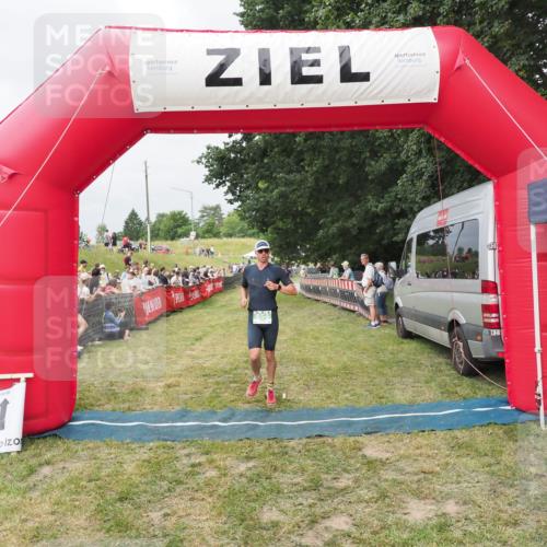 21.06.2025 - 27. Vierlanden-Triathlon MichiJ http://msf.ph/oto/8033392 15.06.2026 12:55:10 Ziel 656 meine-sportfotos.de
