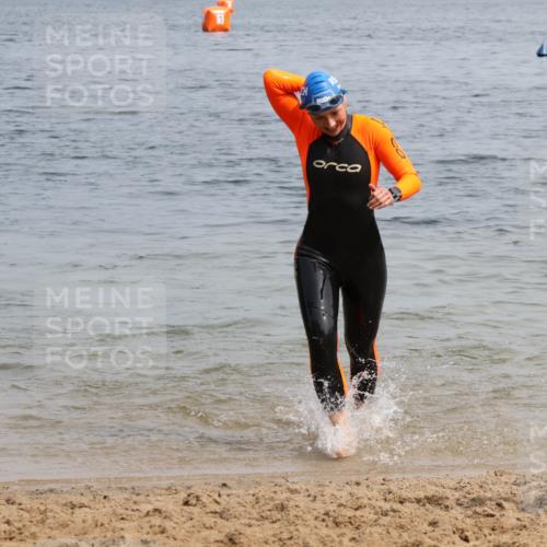15.06.2025 - 27. Vierlanden-Triathlon Lena Gebhardt http://msf.ph/oto/8033394 15.06.2025 11:17:17 Schwimmen 911, 944, 979 meine-sportfotos.de