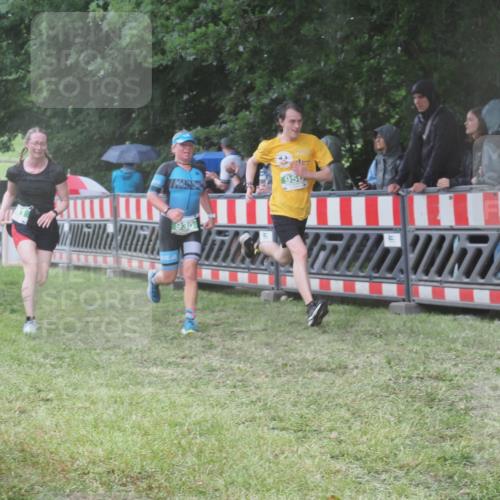 21.06.2025 - 27. Vierlanden-Triathlon KatJ http://msf.ph/oto/8033395 15.06.2025 13:45:08 Ziel 849, 881, 930, 956 meine-sportfotos.de
