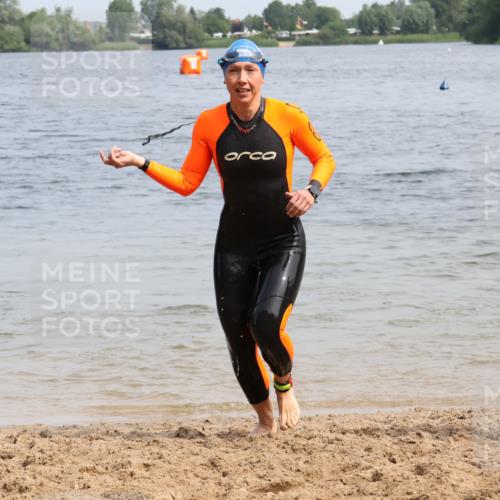 15.06.2025 - 27. Vierlanden-Triathlon Lena Gebhardt http://msf.ph/oto/8033400 15.06.2025 11:17:19 Schwimmen 911, 944, 979 meine-sportfotos.de