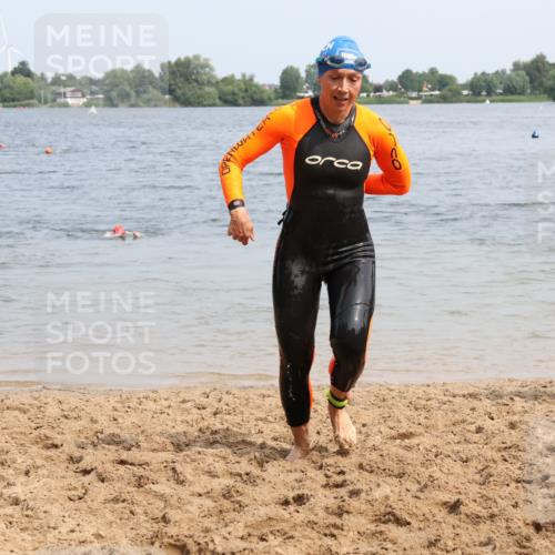 15.06.2025 - 27. Vierlanden-Triathlon Lena Gebhardt http://msf.ph/oto/8033414 15.06.2025 11:17:20 Schwimmen 911, 944, 979 meine-sportfotos.de
