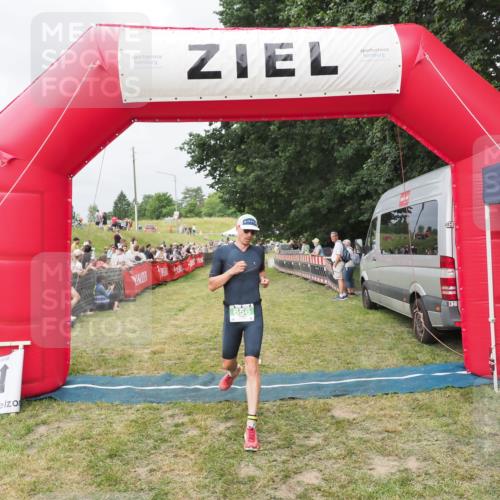 21.06.2025 - 27. Vierlanden-Triathlon MichiJ http://msf.ph/oto/8033423 15.06.2026 12:55:10 Ziel 656 meine-sportfotos.de