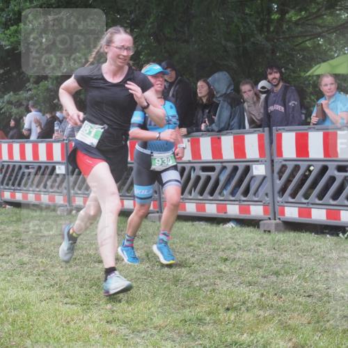 21.06.2025 - 27. Vierlanden-Triathlon KatJ http://msf.ph/oto/8033426 15.06.2025 13:45:09 Ziel 849, 881, 930, 956 meine-sportfotos.de