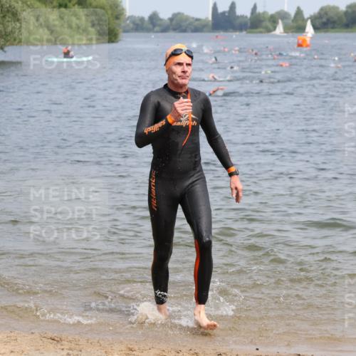 15.06.2025 - 27. Vierlanden-Triathlon Lena Gebhardt http://msf.ph/oto/8033428 15.06.2025 11:17:28 Schwimmen 849, 911, 973 meine-sportfotos.de