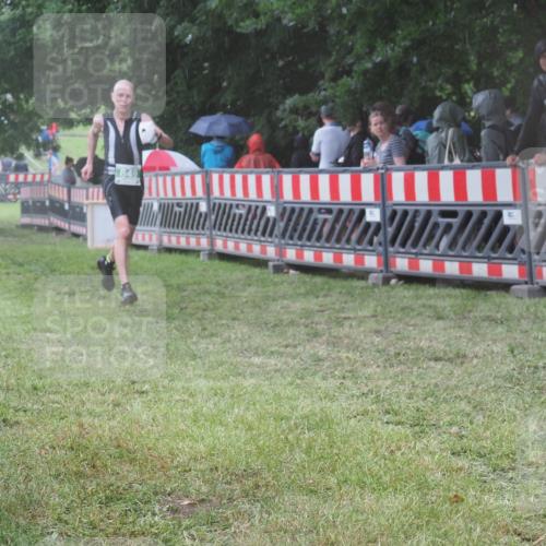21.06.2025 - 27. Vierlanden-Triathlon KatJ http://msf.ph/oto/8033443 15.06.2025 13:45:13 Ziel 849 meine-sportfotos.de