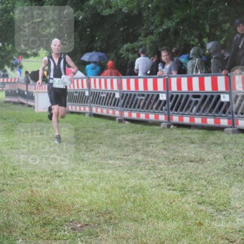 21.06.2025 - 27. Vierlanden-Triathlon KatJ http://msf.ph/oto/8033444 15.06.2025 13:45:13 Ziel 849 meine-sportfotos.de