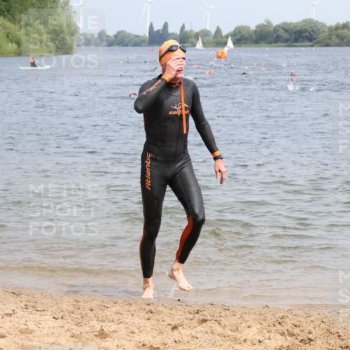 15.06.2025 - 27. Vierlanden-Triathlon Lena Gebhardt http://msf.ph/oto/8033448 15.06.2025 11:17:29 Schwimmen 849, 911, 973 meine-sportfotos.de