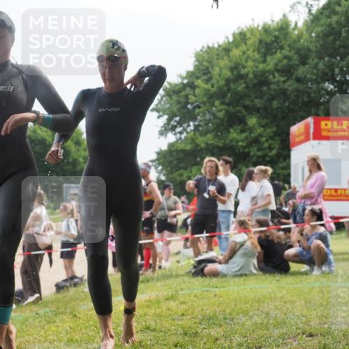 15.06.2025 - 27. Vierlanden-Triathlon KatJ http://msf.ph/oto/8033457 15.06.2025 11:15:54 Schwimmen 881, 919, 946, 951, 960, 963 meine-sportfotos.de