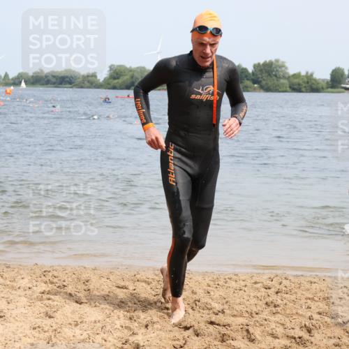 15.06.2025 - 27. Vierlanden-Triathlon Lena Gebhardt http://msf.ph/oto/8033464 15.06.2025 11:17:32 Schwimmen 849, 973 meine-sportfotos.de
