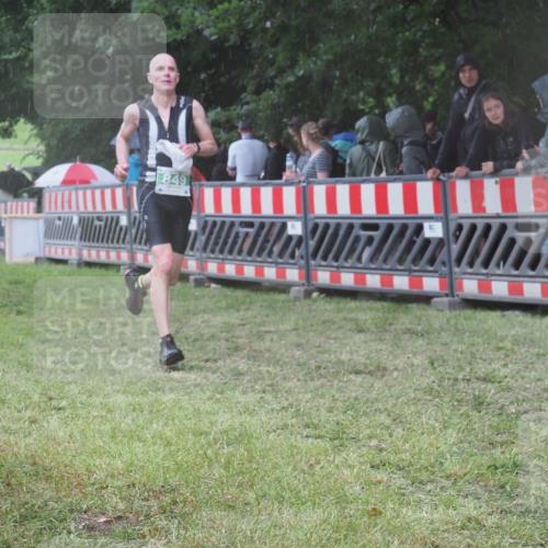 21.06.2025 - 27. Vierlanden-Triathlon KatJ http://msf.ph/oto/8033465 15.06.2025 13:45:14 Ziel 849, 1127 meine-sportfotos.de