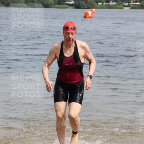 15.06.2025 - 27. Vierlanden-Triathlon Lena Gebhardt http://msf.ph/oto/8033469 15.06.2025 11:17:34 Schwimmen 849, 973 meine-sportfotos.de