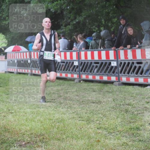 21.06.2025 - 27. Vierlanden-Triathlon KatJ http://msf.ph/oto/8033470 15.06.2025 13:45:14 Ziel 849, 1127 meine-sportfotos.de