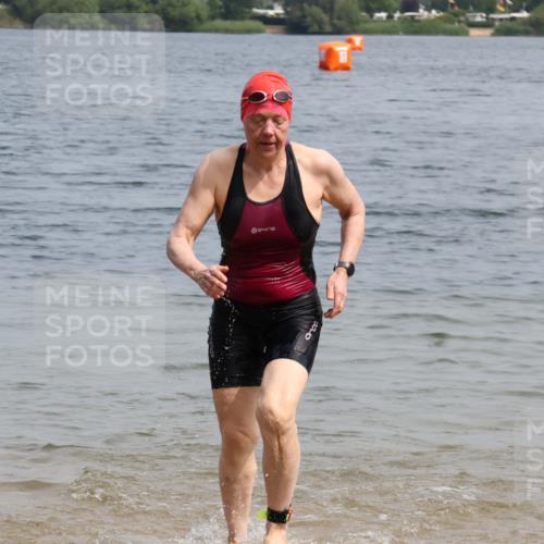 15.06.2025 - 27. Vierlanden-Triathlon Lena Gebhardt http://msf.ph/oto/8033475 15.06.2025 11:17:34 Schwimmen 849, 973 meine-sportfotos.de