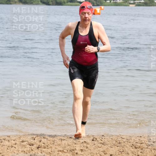 15.06.2025 - 27. Vierlanden-Triathlon Lena Gebhardt http://msf.ph/oto/8033480 15.06.2025 11:17:34 Schwimmen 849, 973 meine-sportfotos.de