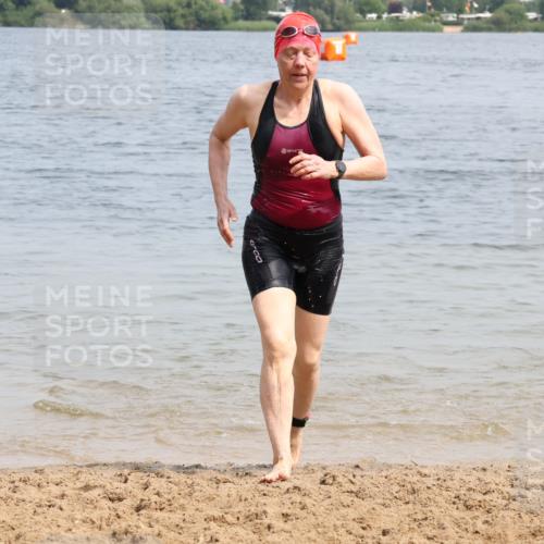 15.06.2025 - 27. Vierlanden-Triathlon Lena Gebhardt http://msf.ph/oto/8033486 15.06.2025 11:17:34 Schwimmen 849, 973 meine-sportfotos.de