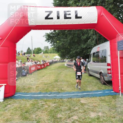 21.06.2025 - 27. Vierlanden-Triathlon MichiJ http://msf.ph/oto/8033488 15.06.2026 12:55:18 Ziel 116 meine-sportfotos.de