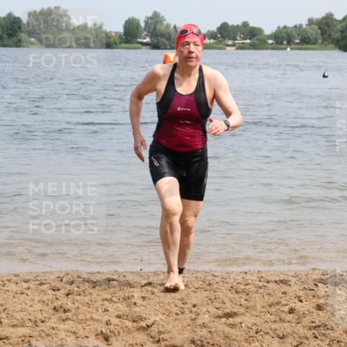15.06.2025 - 27. Vierlanden-Triathlon Lena Gebhardt http://msf.ph/oto/8033491 15.06.2025 11:17:35 Schwimmen 849, 973 meine-sportfotos.de