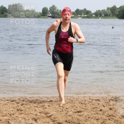 15.06.2025 - 27. Vierlanden-Triathlon Lena Gebhardt http://msf.ph/oto/8033496 15.06.2025 11:17:35 Schwimmen 849, 973 meine-sportfotos.de