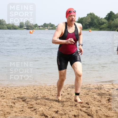 15.06.2025 - 27. Vierlanden-Triathlon Lena Gebhardt http://msf.ph/oto/8033503 15.06.2025 11:17:36 Schwimmen 849, 973 meine-sportfotos.de