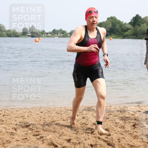 15.06.2025 - 27. Vierlanden-Triathlon Lena Gebhardt http://msf.ph/oto/8033508 15.06.2025 11:17:36 Schwimmen 849, 973 meine-sportfotos.de