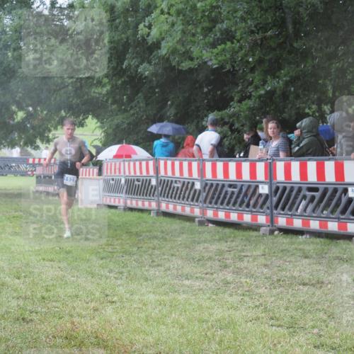 21.06.2025 - 27. Vierlanden-Triathlon KatJ http://msf.ph/oto/8033510 15.06.2025 13:45:25 Ziel 830, 1127 meine-sportfotos.de