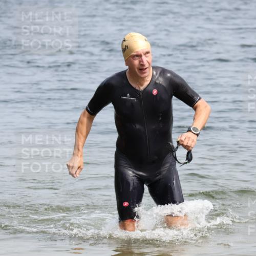15.06.2025 - 27. Vierlanden-Triathlon Lena Gebhardt http://msf.ph/oto/8033513 15.06.2025 11:18:02 Schwimmen 834 meine-sportfotos.de