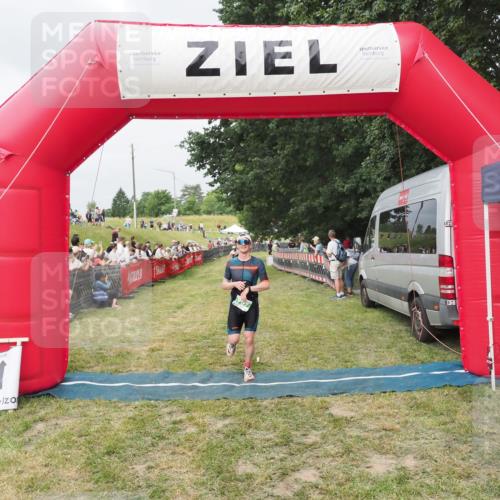 21.06.2025 - 27. Vierlanden-Triathlon MichiJ http://msf.ph/oto/8033514 15.06.2026 12:55:55 Ziel 707 meine-sportfotos.de