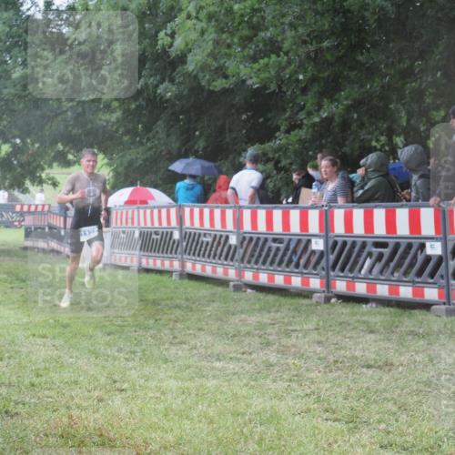 21.06.2025 - 27. Vierlanden-Triathlon KatJ http://msf.ph/oto/8033515 15.06.2025 13:45:25 Ziel 830, 1127 meine-sportfotos.de