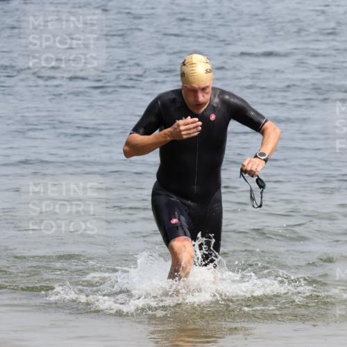 15.06.2025 - 27. Vierlanden-Triathlon Lena Gebhardt http://msf.ph/oto/8033519 15.06.2025 11:18:02 Schwimmen 834 meine-sportfotos.de