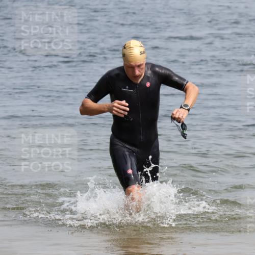 15.06.2025 - 27. Vierlanden-Triathlon Lena Gebhardt http://msf.ph/oto/8033524 15.06.2025 11:18:03 Schwimmen 834 meine-sportfotos.de