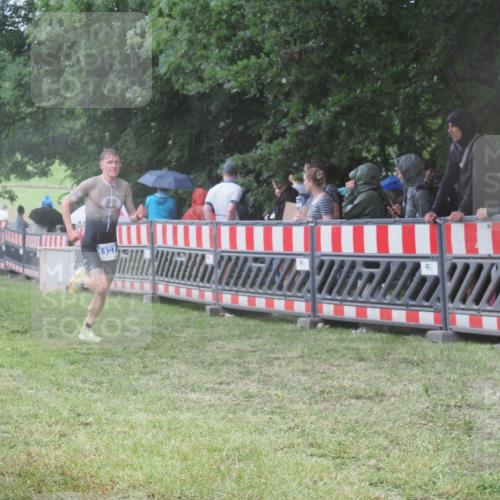 21.06.2025 - 27. Vierlanden-Triathlon KatJ http://msf.ph/oto/8033527 15.06.2025 13:45:25 Ziel 830, 1127 meine-sportfotos.de