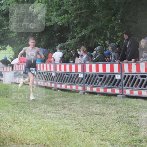 21.06.2025 - 27. Vierlanden-Triathlon KatJ http://msf.ph/oto/8033534 15.06.2025 13:45:25 Ziel 830, 1127 meine-sportfotos.de