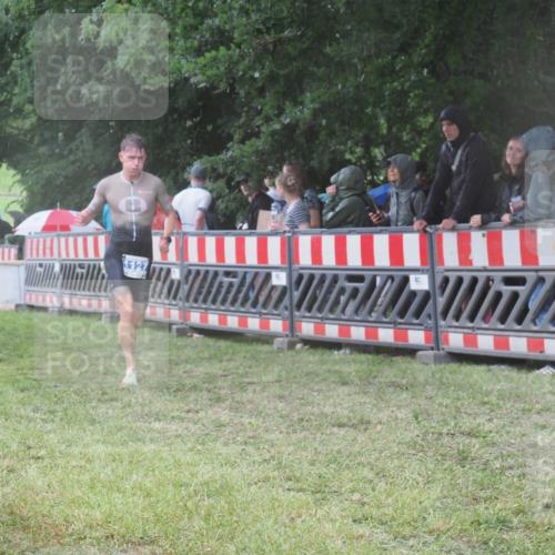 21.06.2025 - 27. Vierlanden-Triathlon KatJ http://msf.ph/oto/8033539 15.06.2025 13:45:25 Ziel 830, 1127 meine-sportfotos.de