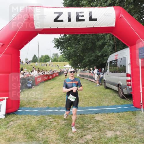 21.06.2025 - 27. Vierlanden-Triathlon MichiJ http://msf.ph/oto/8033540 15.06.2026 12:55:56 Ziel 707, 875 meine-sportfotos.de