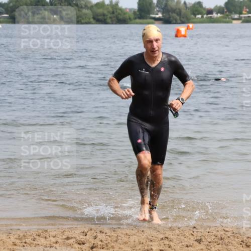 15.06.2025 - 27. Vierlanden-Triathlon Lena Gebhardt http://msf.ph/oto/8033543 15.06.2025 11:18:05 Schwimmen 834 meine-sportfotos.de