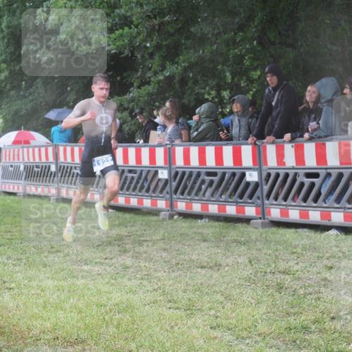 21.06.2025 - 27. Vierlanden-Triathlon KatJ http://msf.ph/oto/8033544 15.06.2025 13:45:25 Ziel 830, 1127 meine-sportfotos.de