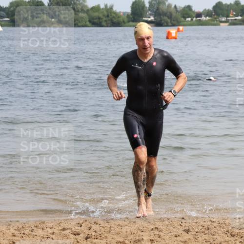15.06.2025 - 27. Vierlanden-Triathlon Lena Gebhardt http://msf.ph/oto/8033547 15.06.2025 11:18:05 Schwimmen 834 meine-sportfotos.de