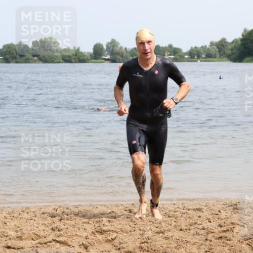 15.06.2025 - 27. Vierlanden-Triathlon Lena Gebhardt http://msf.ph/oto/8033552 15.06.2025 11:18:07 Schwimmen 834 meine-sportfotos.de